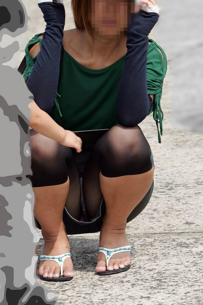 【街撮りパンチラエロ画像】偶然に見つけた素人娘たちの油断した股間を激写！ 17