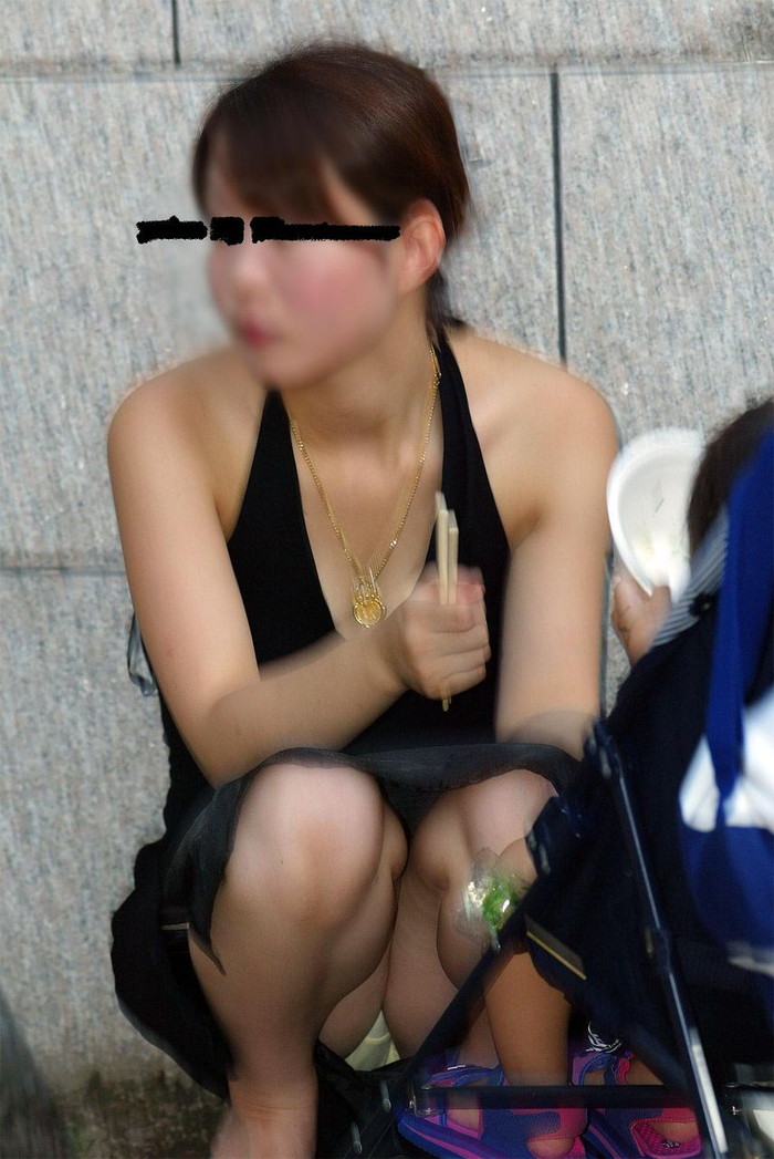 【街撮りパンチラエロ画像】偶然に見つけた素人娘たちの油断した股間を激写！ 25
