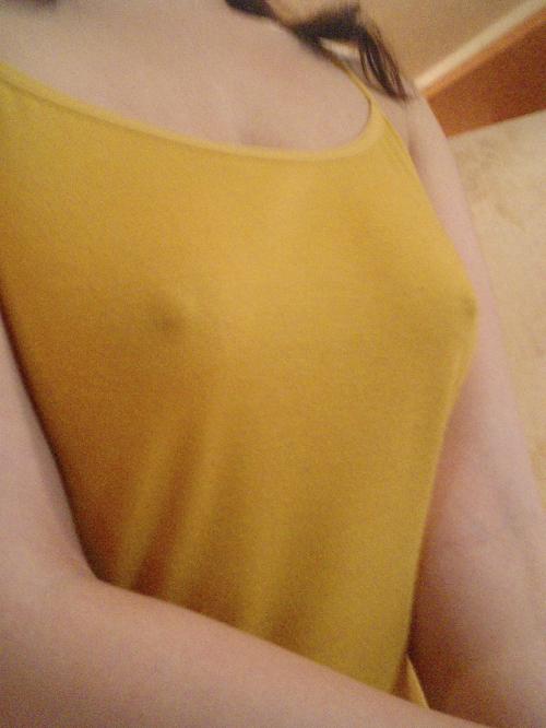 【胸ポチエロ画像】これはノーブラ確定！つていう胸ポチしている女の子！ 04