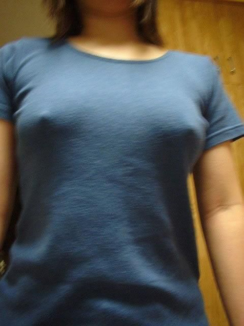 【胸ポチエロ画像】これはノーブラ確定！つていう胸ポチしている女の子！ 24