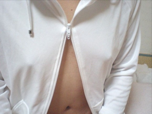 【胸ポチエロ画像】これはノーブラ確定！つていう胸ポチしている女の子！ 25