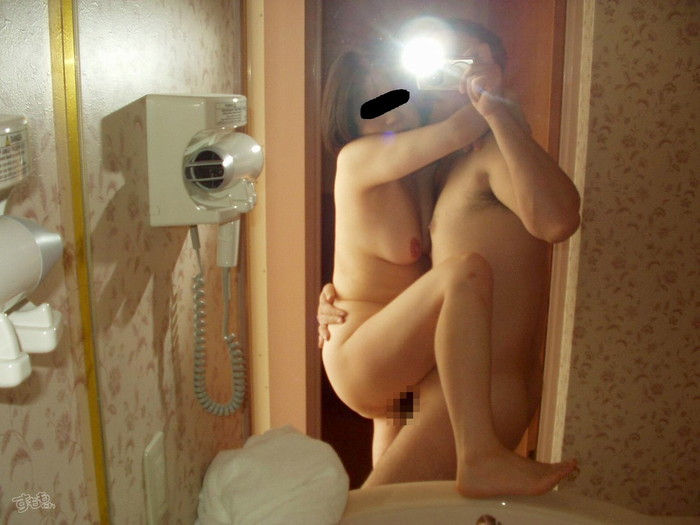 【カップル鏡撮りエロ画像】セックスしてる様子を鏡を使って自撮りするバカップル！ 06