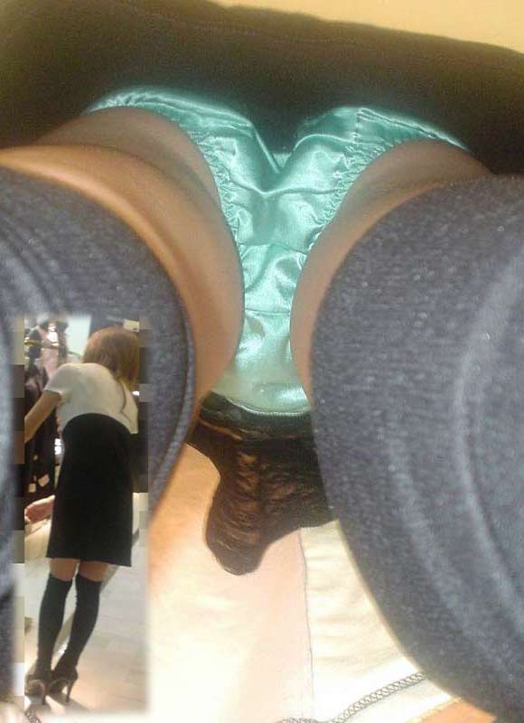 【逆さ撮りエロ画像】直下の角度から女の子のスカートの内部を盗撮したった！ 11