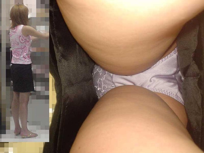 【逆さ撮りエロ画像】直下の角度から女の子のスカートの内部を盗撮したった！ 19