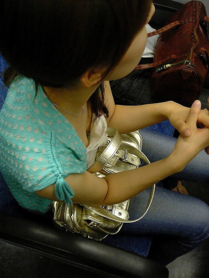 【電車内胸チラエロ画像】電車内で油断して胸チラを盗撮された女の子たち！ 23