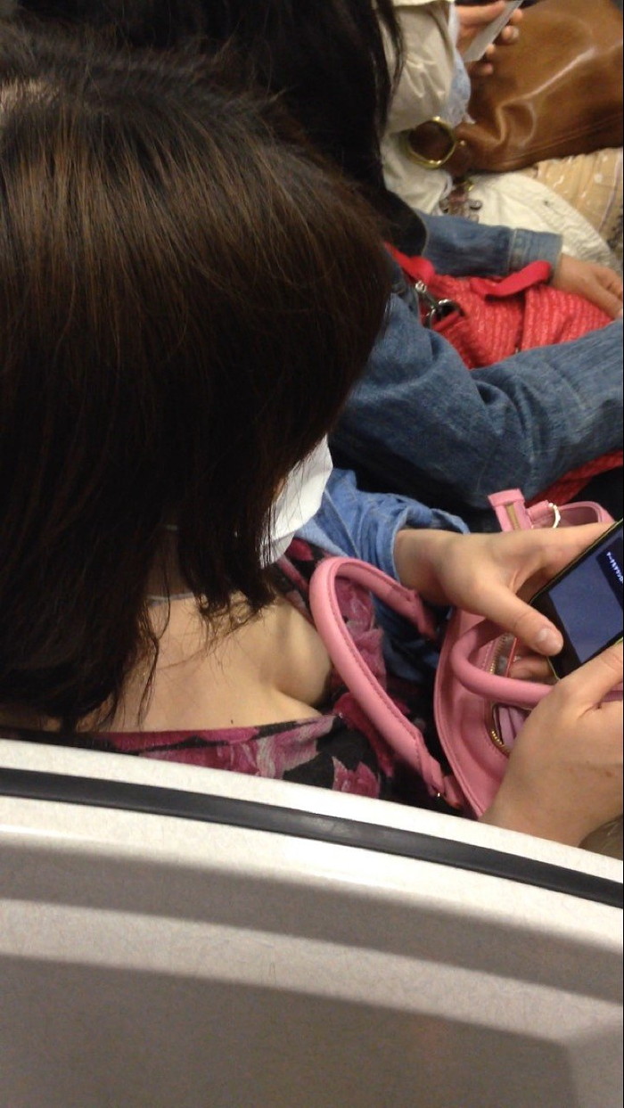 【電車内胸チラエロ画像】電車の中で不用意に開いた胸元を狙われた女の子の末路ｗ 04