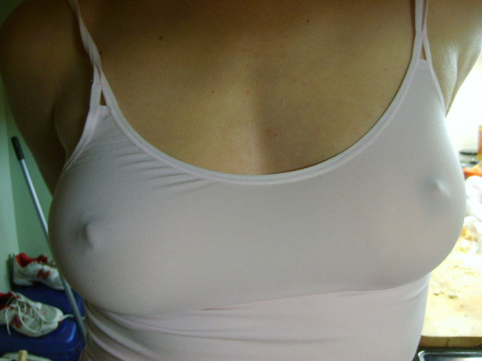 【胸ポチエロ画像】これぞノーブラ！女の子の胸元をよく見ると乳首がポチ！ｗｗｗ 04