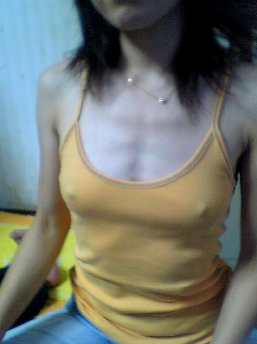 【胸ポチエロ画像】これぞノーブラ！女の子の胸元をよく見ると乳首がポチ！ｗｗｗ 08