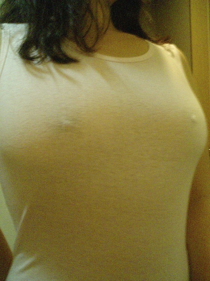 【胸ポチエロ画像】これぞノーブラ！女の子の胸元をよく見ると乳首がポチ！ｗｗｗ 24