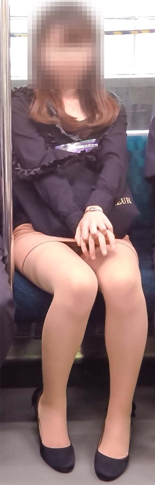 【電車内盗撮エロ画像】電車の中で女の子の胸元、股間狙ってみた結果ｗｗｗ 07