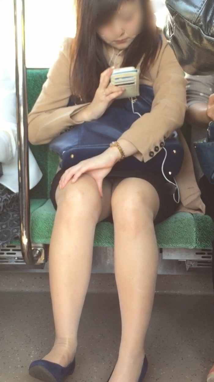 【電車内盗撮エロ画像】電車の中で女の子の胸元、股間狙ってみた結果ｗｗｗ 10