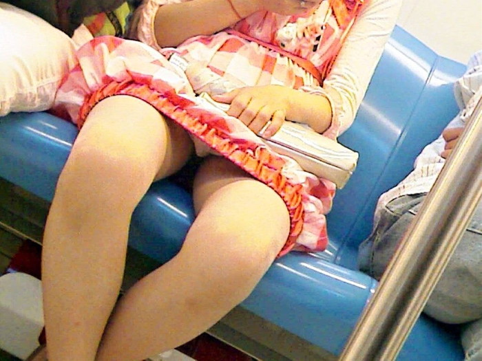 【電車内盗撮エロ画像】電車の中で女の子の胸元、股間狙ってみた結果ｗｗｗ 11