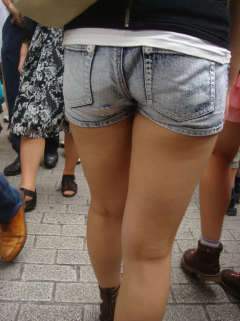 【街撮りホットパンツエロ画像】街中で見かけたホットパンツの美脚なおねーさんｗ 01
