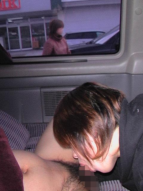 【車内エロ画像】車の中は密室だから…車内であんなことやこんな事しちゃう女の子！ 06