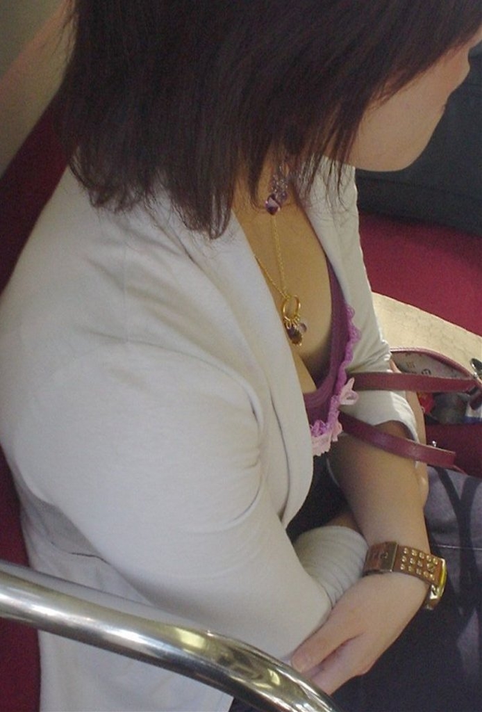【電車内胸チラエロ画像】油断した！？胸元の開いた素人娘たちを激写した結果ｗｗ 09