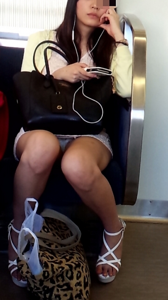 【電車内盗撮エロ画像】電車内で素人娘たちの油断した瞬間を激写したったぜ！ 21