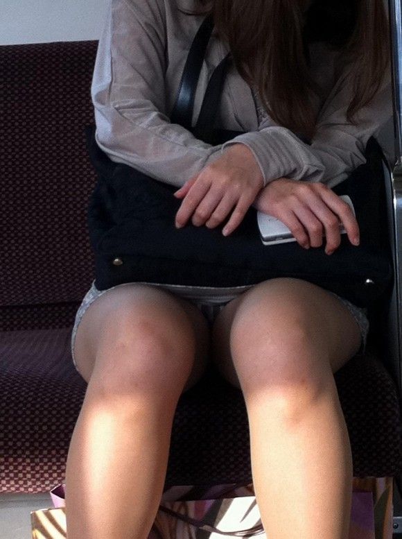 【電車内盗撮エロ画像】パンチラ連発！電車内で油断している女の子を盗撮した結果ｗｗｗ 10