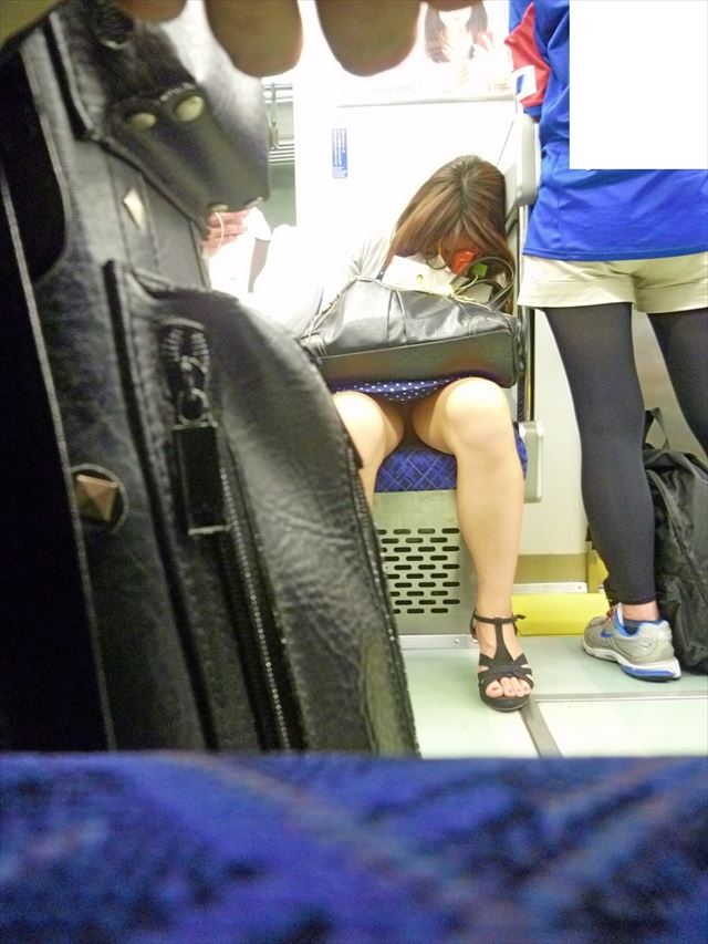 【電車内盗撮エロ画像】女性陣注意！電車内で油断するとこういう写真を撮られる件ｗｗ 08