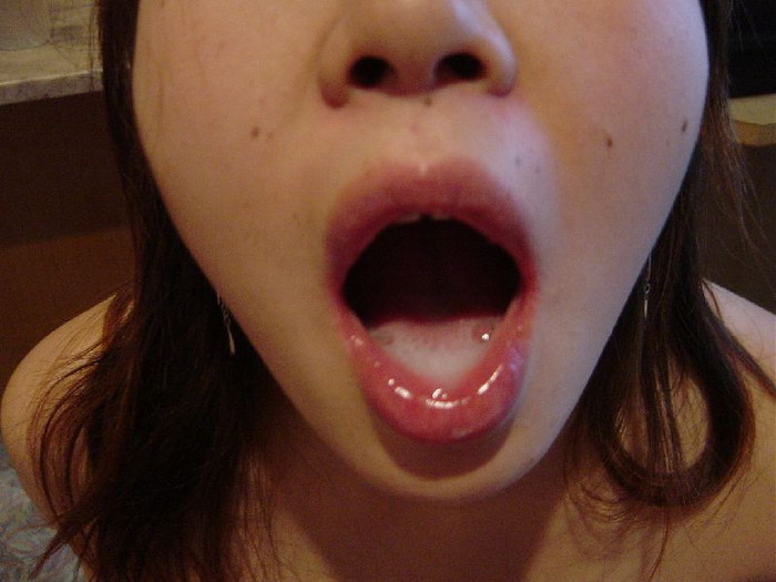 【口内発射エロ画像】女の子の口内でフェラチオされながら果てるのって幸せすぎｗｗ 28